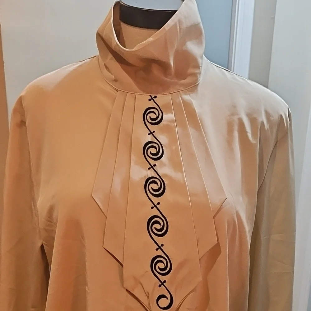 Chic Cream Blouse with Embroidered Detail - Picture 2 of 5